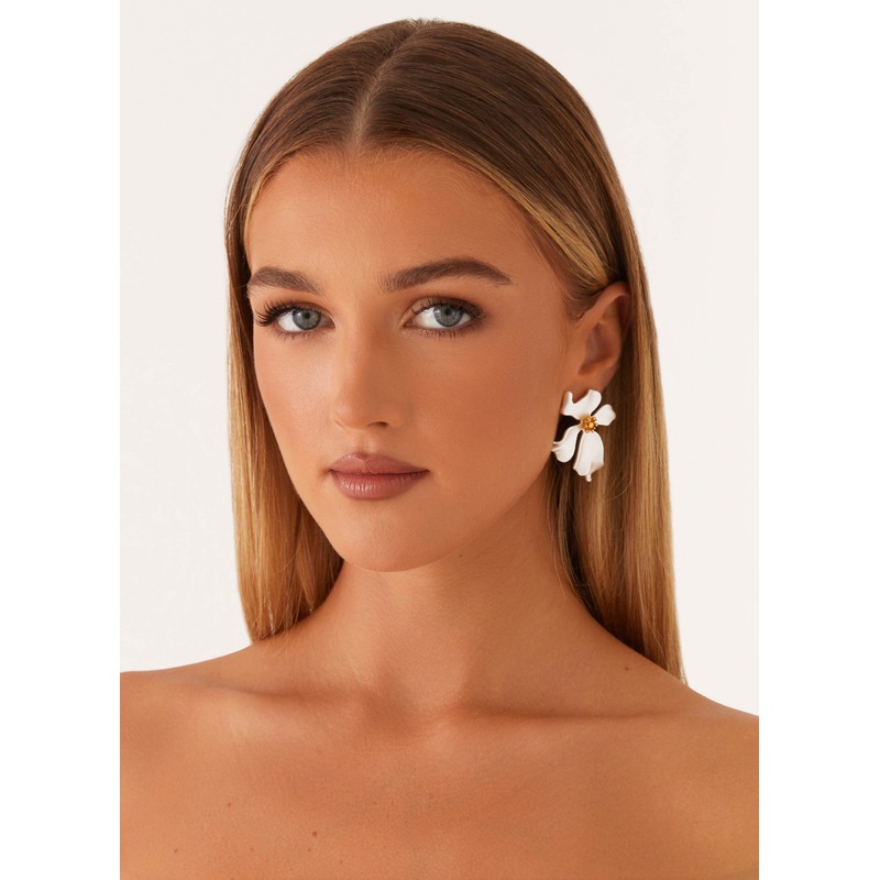 Avery Earrings – Pearl