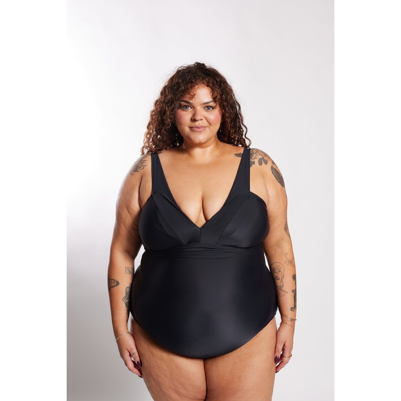 Gwen One Piece Curve – Black on Black