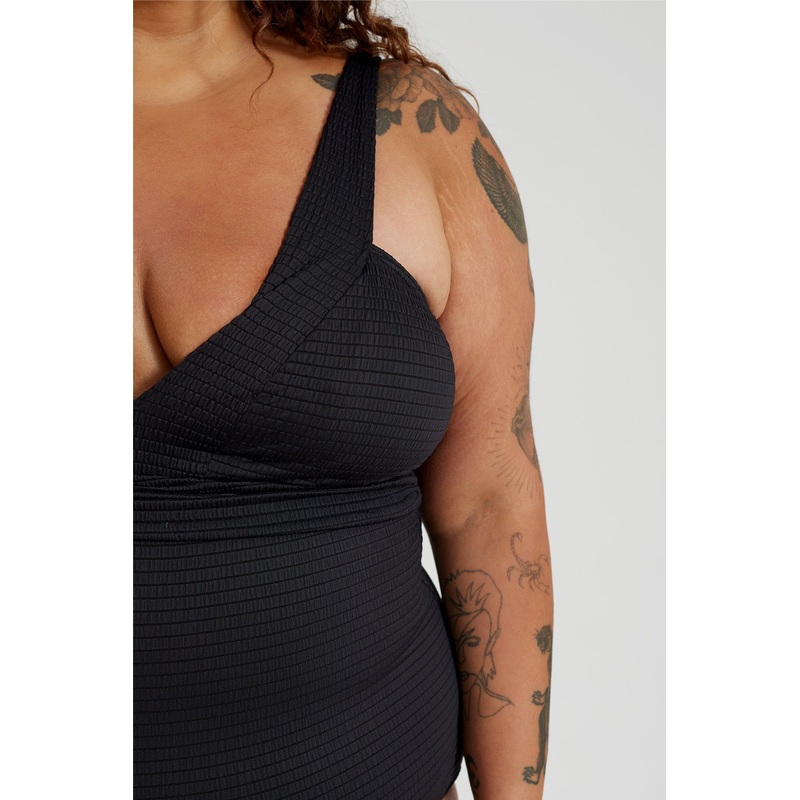 Gwen One Piece Curve – Black Runch